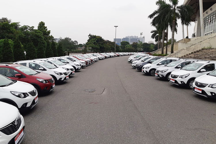 Với giá bán VinFast Fadil từ 395 triệu đồng, ngay lập tức mẫu xe này đã hút sự chú ý của khách hàng Việt bởi thiết kế đẹp và nhiều tính năng an toàn. Xe có kích thước tổng thể lần lượt là 3676 x 1632 x 1495 mm, trọng lượng không tải xấp xỉ gần 1 tấn. Một chiếc Crossover cỡ nhỏ, thể thao cá tính không quá bề thế, không quá chật chội.