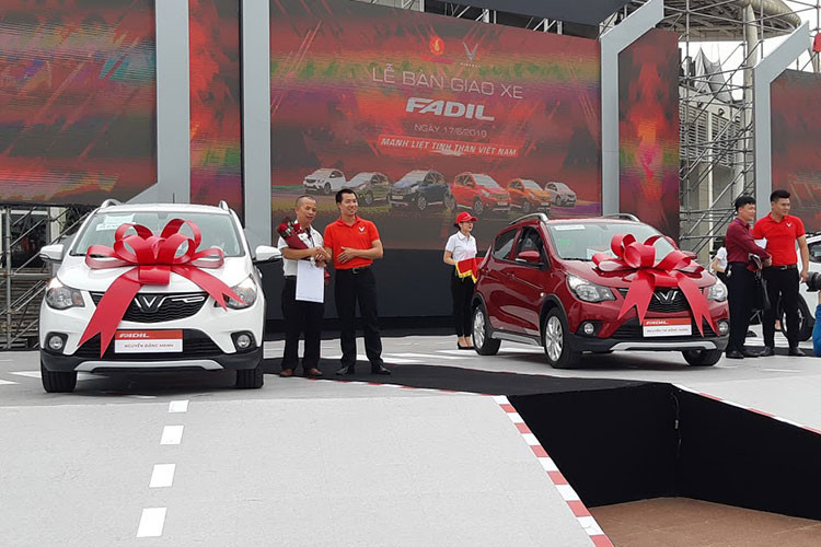 Hai bên đuôi xe là cụm đèn hậu được bo tròn phần góc với điểm nhấn là các dải đèn định vị dạng LED. Đèn báo phanh trên cao cũng là dạng LED. VinFast Fadil cũng có tới 6 màu sắc ngoại thất khác nhau, bao gồm đỏ, xám, bạc, cam, trắng và xanh, phù hợp với nhu cầu cá nhân hóa xe của khách hàng trẻ hiện nay.