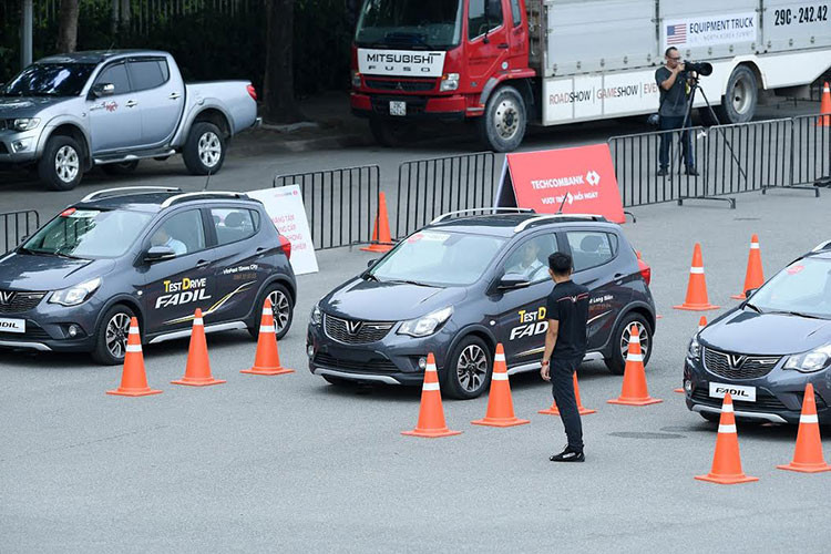 Đối với khách hàng Việt Nam, những trang bị, tính năng an toàn rõ ràng là ưu điểm lớn nhất của VinFast Fadil. Xe được trang bị đầy đủ hệ thống an toàn, bao gồm: Hệ thống chống bó cứng phanh ABS, phân phối EBD, cân bằng điện tử ESC; Kiểm soát lực kéo TCS, Hỗ trợ chống lật ROM, Hỗ trợ khởi hành ngang dốc HAS, Cảnh báo thắt dây an toàn cho cả hai hàng ghế; 2 túi tiêu chuẩn; Cảm biến hỗ trợ đỗ xe, 6 túi khí an toàn và tự động khóa cửa khi xe di chuyển (Premium)...