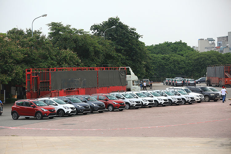 Phía sau vô lăng là cụm đồng hồ cơ kết hợp màn hình LCD hiển thị đầy đủ thông tin cần thiết. Điểm nhấn nổi bật nhất trong khoang nội thất là màn hình cảm ứng 7 inch tích hợp Apple Carplay, Android Auto, camera lùi, 2 cổng USB dạng Type-A và 1 cổng USB dạng Type-C hiện đại (bản Premium). Xe có dàn âm thanh 6 loa, cũng tốt hơn so với đối thủ cùng phân khúc.