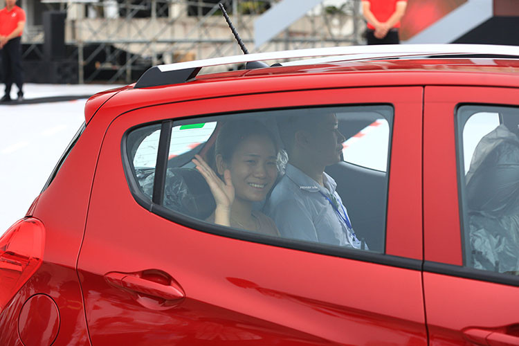 Toàn bộ ghế ngồi trên xe Vinfast Fadil đều được bọc da cũng là điểm cộng của Fadil so với đối thủ. Xe có ghế lái chỉnh tay 6 hướng, ghế phụ trước chỉnh tay 4 hướng và hàng ghế sau có thể gập 60:40. Xe cũng được lắp đèn trần ở cả phía trước và sau, gương trên tấm chắn nắng và thảm lót sàn. Vô lăng Fadil phiên bản Premium còn có các nút điều khiển chức năng tích hợp trên vô lăng.