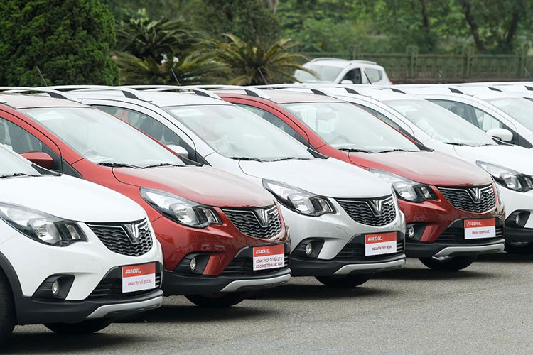 Hai bên mặt ca lăng là bộ đèn pha, đèn báo rẻ và đèn sương mù halogen. Hãng xe ôtô VinFast còn tích hợp đèn chiếu sáng ban ngày dạng LED trên phiên bản cao cấp (Premium). Ở thân xe, điểm nhấn nổi bật nhất là bộ la-zăng hợp kim nhôm 5 chấu kép 15 inch có thiết kế rất đẹp, đi kèm là bộ lốp 185/55 R15. Phần cản sau được thiết kế to bản, khá khác biệt so với các mẫu xe hạng A truyền thống.