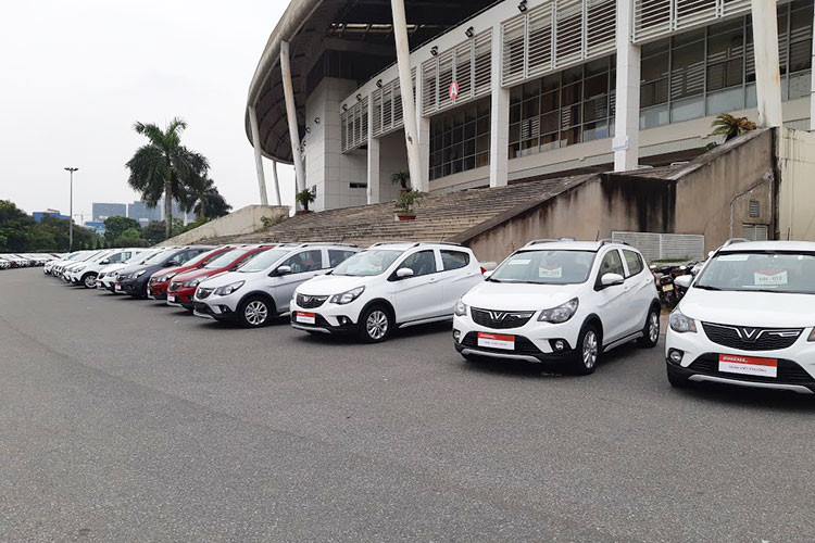 Điểm ấn tượng đầu tiên của VinFast Fadil là ngoại hình rất chau chuốt và cá tính. Phần đầu xe nổi bật là bộ lưới tản nhiệt với logo chữ V chính giữa cùng dải crôm tạo hình cách điệu hai bên, nổi bật trên nền mặt lưới đen. Nhờ chi tiết này, người dùng Việt Nam dễ dàng nhận ra ngay nét đặc trưng riêng của chiếc ôtô thương hiệu Việt.