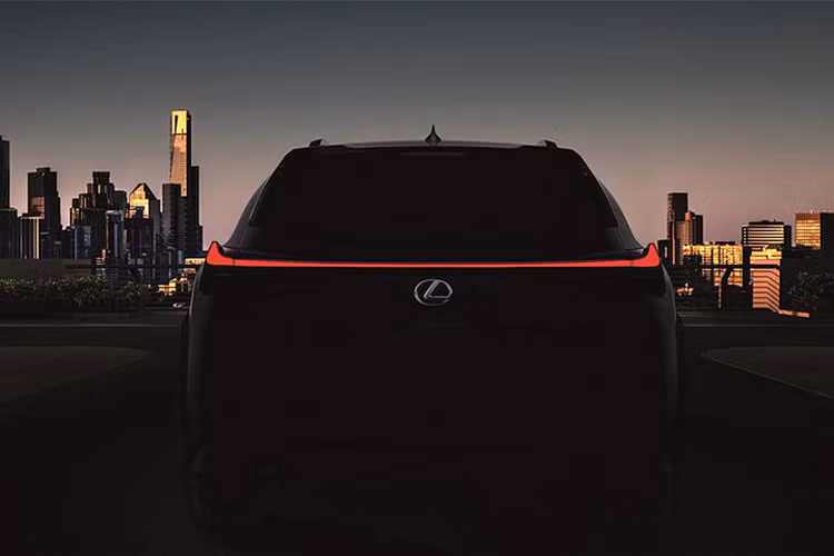 Phiên bản được thương hiệu xe sang Lexus "nhá hàng" này chính là UX 250h với gói trang bị ngoại thất F-Sport đầy hấp dẫn, tuy nhiên những hình ảnh phía sau xe hiện tại vẫn chưa được tiết lộ hoàn toàn.