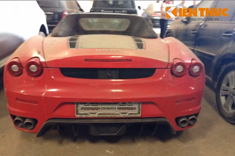 Cạnh tranh trực tiếp với đối thủ Lamborghini Gallardo Superleggera vào thời điểm ra mắt, Ferrari F430 Scuderia nhẹ hơn 100 kg và mạnh hơn F430 tiêu chuẩn. Vẫn sử dụng động cơ V8, dung tích 4,3 lít nhưng Ferrari F430 Scuderia sở hữu công suất tối đa 503 mã lực và mô-men xoắn cực đại 465 Nm tại vòng tua máy 5.250 vòng/phút.