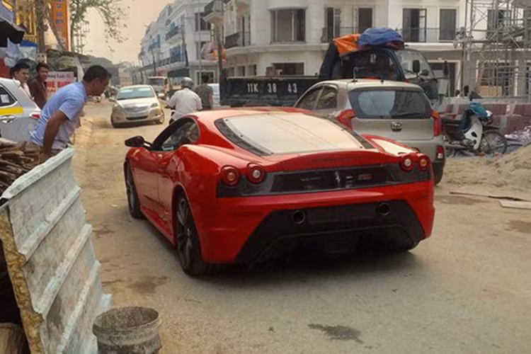 Theo đó nhiều nguồn tin cho hay, đây rất có thể chính là chiếc Ferrari 430 Scuderia từng thuộc sở hữu của "ông trùm" buôn lậu đường biên Hà Tuấn Dũng hay còn gọi Dũng "mặt sắt" đã bị tịch thu vào hồi tháng 5/2013 sau đó được đem ra phát mại tại Quảng Ninh. 