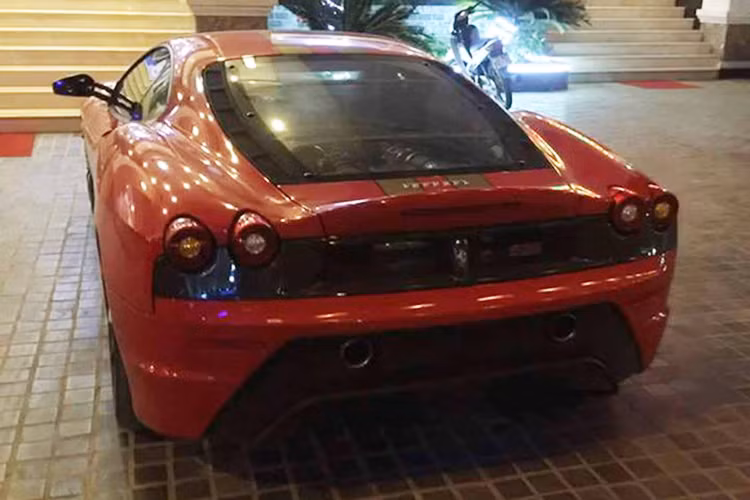 Có thể thấy, chiếc Ferrari 430 Scuderia xuất hiện tại Tuyên Quang và "siêu ngựa" của Dũng "mặt sắt" đều có ngoại thất đỏ tươi và 2 đường sọc màu vàng lợt chạy từ nắp capô, lên trần và kết thúc ở đuôi xe. Ngoài ra, la-zăng 5 chấu kép với kẹp phanh màu vàng rực cũng là điểm chung.