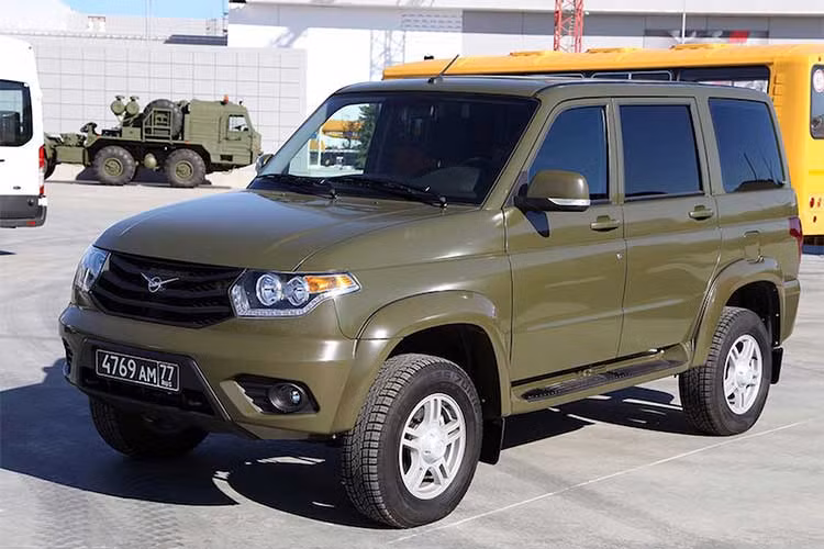 Trước đây, Bộ Quốc phòng Nga đã cố gắng cung cấp cho lực lượng bộ binh với các phương tiện bọc thép nhẹ. Tuy nhiên, mẫu xe quen thuộc UAZ Hunter, được giới thiệu trong năm 2003 đã trở nên quá nhỏ để vận chuyển hàng hoá và quân đội, chính vì thế nó cần được thay thế.