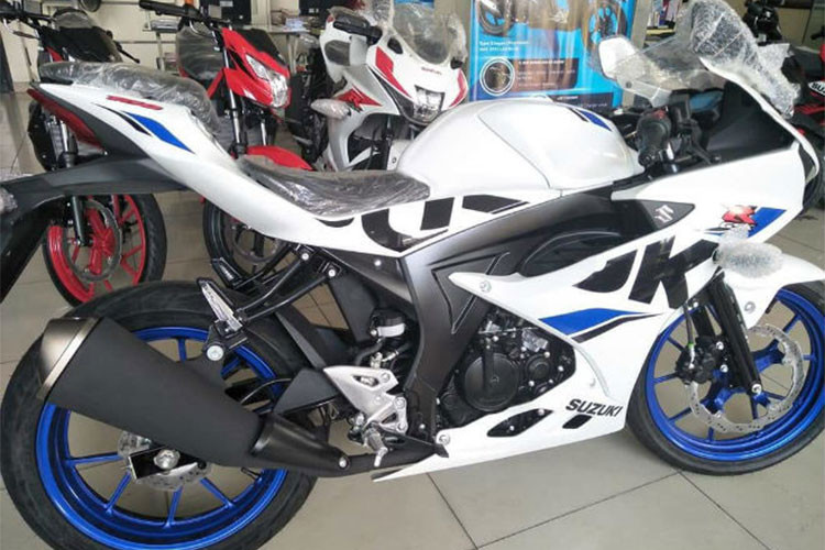 Đuôi xe có thiết kế thon gọn với đèn phanh hình dạng dọc, tương tự thiết kế đèn phanh của các siêu mô tô mới nhất. Chạy dọc thân xe là bộ tem đấu thể thao với chữ Suzuki lớn, đây là thiết kế tem mới của đời xe 2018.