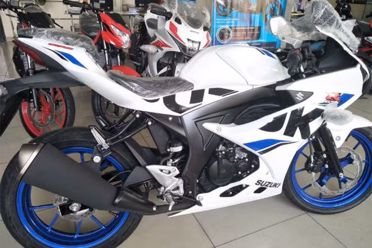 Đuôi xe có thiết kế thon gọn với đèn phanh hình dạng dọc, tương tự thiết kế đèn phanh của các siêu mô tô mới nhất. Chạy dọc thân xe là bộ tem đấu thể thao với chữ Suzuki lớn, đây là thiết kế tem mới của đời xe 2018.