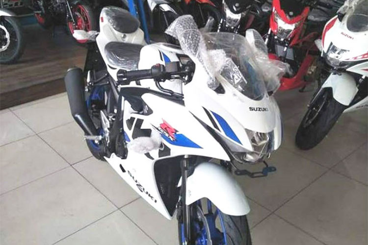 Ở phiên bản 2018, Suzuki GSX-R150 không có nâng cấp nào so với bản cũ ngoài lựa chọn màu sắc mới. Cụ thể, Suzuki GSX-R150 2018 vẫn giữ nguyên thiết kế cũ với đèn pha LED thiết kế dạng mũi tên ấn tượng.