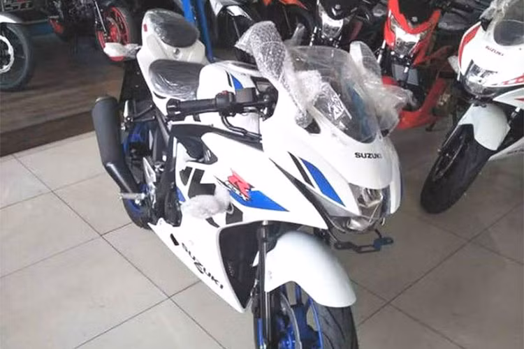 Ở phiên bản 2018, Suzuki GSX-R150 không có nâng cấp nào so với bản cũ ngoài lựa chọn màu sắc mới. Cụ thể, Suzuki GSX-R150 2018 vẫn giữ nguyên thiết kế cũ với đèn pha LED thiết kế dạng mũi tên ấn tượng.