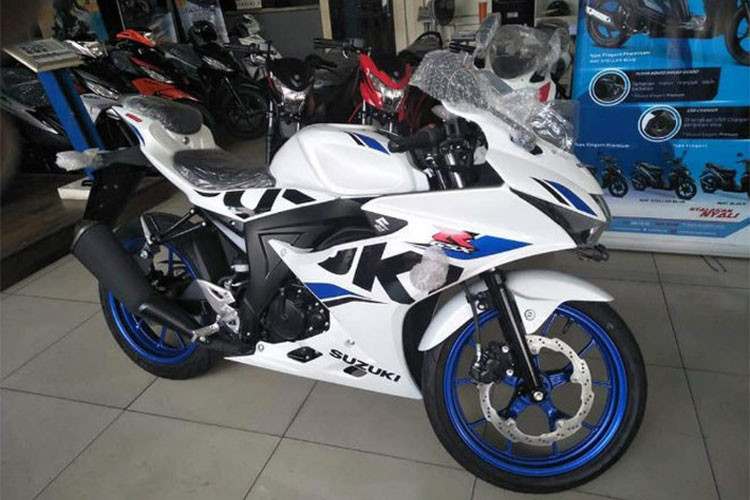 Sau khi hình ảnh mẫu xe Suzuki GSX-R150 mới với dàn vỏ màu trắng xanh xuất hiện, thương hiệu xe Nhật Bản đã chính thức phát đi thông cáo báo chí công bố ra mắt phiên bản mới của mẫu sport bike GSX-R150 đời 2018 với lựa chọn màu sắc cùng tem thể thao mới ấn tượng hơn.