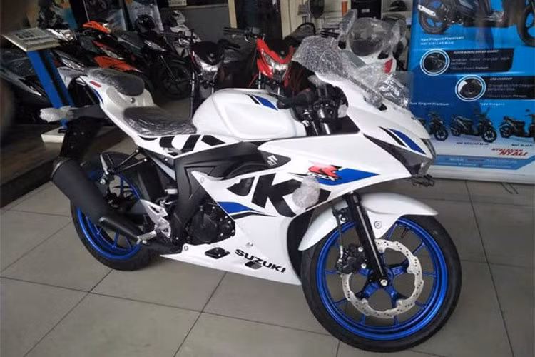 Sau khi hình ảnh mẫu xe Suzuki GSX-R150 mới với dàn vỏ màu trắng xanh xuất hiện, thương hiệu xe Nhật Bản đã chính thức phát đi thông cáo báo chí công bố ra mắt phiên bản mới của mẫu sport bike GSX-R150 đời 2018 với lựa chọn màu sắc cùng tem thể thao mới ấn tượng hơn.