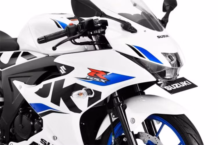 Bình xăng xe của Suzuki GSX-R150 2018 có thiết kế gồ lên, dung tích 11 lít, đảm bảo xe hoạt động trong phạm vi rộng. Hệ thống treo của xe gồm cặp phuộc ống lồng và giảm xóc lò xo trụ đơn, xe sử dụng bộ vành hợp kim đúc 17 inch, đi kèm phanh đĩa ở cả trước và sau.