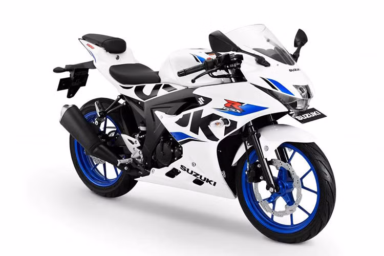 Đáng chú ý hơn, Suzuki GSX-R150 2018 được trang bị đồng hồ kỹ thuật số, hiển thị đầy đủ các thông tin của xe như tua máy, vận tốc, thời gian, hành trình và lượng xăng. Bên cạnh đó là hệ thống khóa thông minh Smart Key, giúp tăng khả năng chống trộm khả năng định vị của xe.