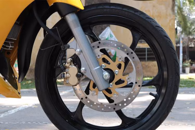 Được tung ra lần đầu ở Malaysia vào khoảng năm 2006-2007 với tên gọi Z125 nhưng tới năm 2008-2009, phiên bản mâm đúc của chiếc xe mới được đổi tên thành 125 ZR cho đến ngày nay. Xe sở hữu phuộc trước dạng ống lồng, sau monoshock kèm phanh đĩa đơncho cả hai bánh.