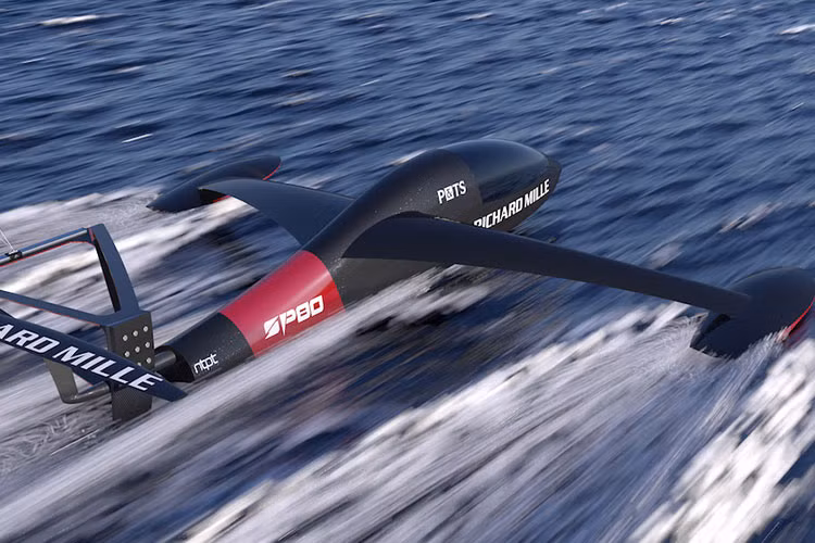 Với chiều dài 7 mét và chiều rộng 6 mét, SP80 chạy hoàn toàn bằng sức gió. Nó được gắn vào một cánh diều với bề mặt có thể điều chỉnh theo điều kiện gió, có kích thước từ 20 mét vuông đến 50 mét vuông. Cánh diều được kết hợp với phần cánh ngầm chính và đóng vai trò là lực đẩy cho thuyền giống như lời giới thiệu của các nhà chế tạo, “cánh diều là động cơ của thuyền”. 