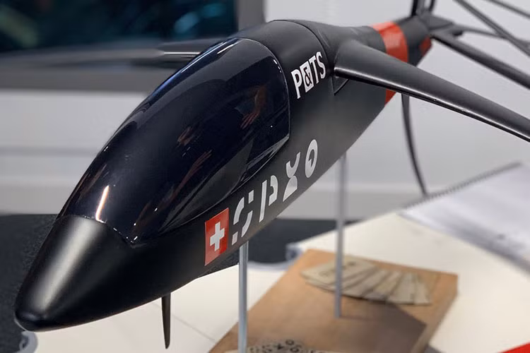 Mục tiêu đã nêu của SP80 hoàn toàn mới là thúc đẩy các giới hạn cho lĩnh vực hàng hải với các công nghệ mới và ý tưởng mới. Mặc dù được mô tả là một chiếc thuyền buồm, SP80 trông giống như một sự kết hợp của một chiếc xe đua Công thức Một, một chiếc thuyền buồm, và một con tàu vũ trụ.