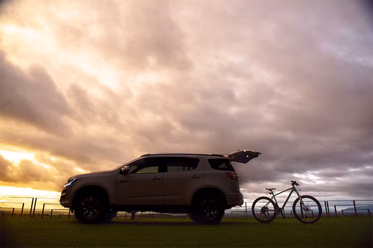 Vị trí ghế lái SUV cho tầm quan sát xung quanh thoáng hơn trên một chiếc xe con thông thường. Điều này góp phần tăng tính an toàn và an ninh bởi nó cho phép người lái nhìn thấy vị trí còn trống trong bãi đỗ xe, mảnh vỡ trải trên đường hoặc những chướng ngại vật khác như ổ gà. Hơn nữa, lên xuống một chiếc xe gầm thấp có thể khó khăn với rất nhiều người đặc biệt là người già hoặc người khuyết tật.