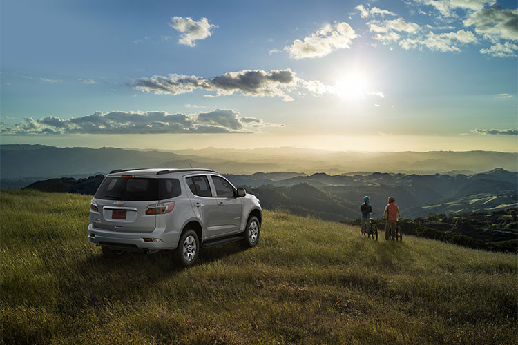 Hầu hết các mẫu sedan chỉ chở được từ 4-5 người khiến cho việc đưa cả đại gia đình đi đâu đó cùng nhau có thể gặp trở ngại. Trong khi đó, một chiếc SUV 3 hàng ghế đang bán ra trên thị trường hiện nay có thể chở được tới 7 người với chỗ ngồi thoải mái; hàng ghế thứ hai có thể gập phẳng xuống để hành khách dễ di chuyển vào ngồi ở hàng ghế thứ ba.