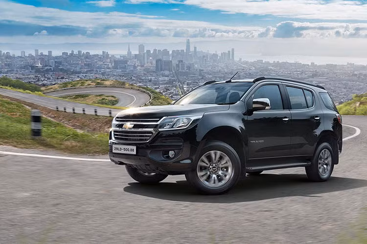 Theo một nghiên cứu thị trường gần đây cho thấy, các khách hàng Việt Nam đang tìm đến phân khúc SUV vì nhiều lý do, từ nội thất rộng rãi cho đến thiết kế ngoại thất rắn rỏi. Khách hàng sử dụng dòng xe ôtô SUV hầu hết đều có gia đình từ 4 thành viên trở lên và có nhiều hoạt động cùng nhau như thể thao, du lịch. Hơn nữa, họ sẵn sàng chi tiền cho những sản phẩm chất lượng tốt.