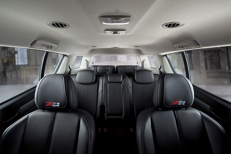 Hàng ghế thứ hai có thể gập 60/40, đủ chỗ ngồi cho từ 1-3 người trong khi hàng ghế thứ ba có thể gập 50/50 đủ chỗ ngồi cho 2 người. Không giống như các mẫu SUV đời trước, những mẫu SUV đời mới mang lại cảm giác lái mượt mà và sự thoải cho hành khách như trên những mẫu xe con nhờ hệ thống treo tiên tiến hơn và ghế bọc da trên phiên bản cao cấp nhất.