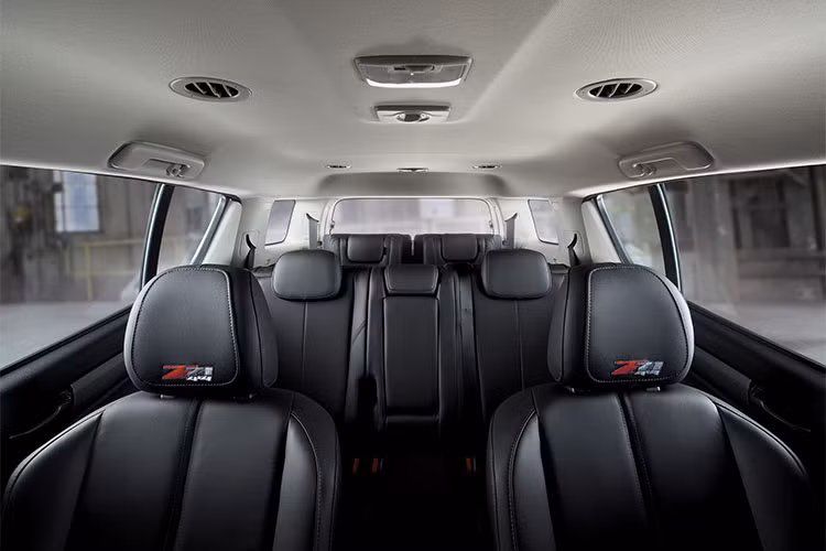Hàng ghế thứ hai có thể gập 60/40, đủ chỗ ngồi cho từ 1-3 người trong khi hàng ghế thứ ba có thể gập 50/50 đủ chỗ ngồi cho 2 người. Không giống như các mẫu SUV đời trước, những mẫu SUV đời mới mang lại cảm giác lái mượt mà và sự thoải cho hành khách như trên những mẫu xe con nhờ hệ thống treo tiên tiến hơn và ghế bọc da trên phiên bản cao cấp nhất.
