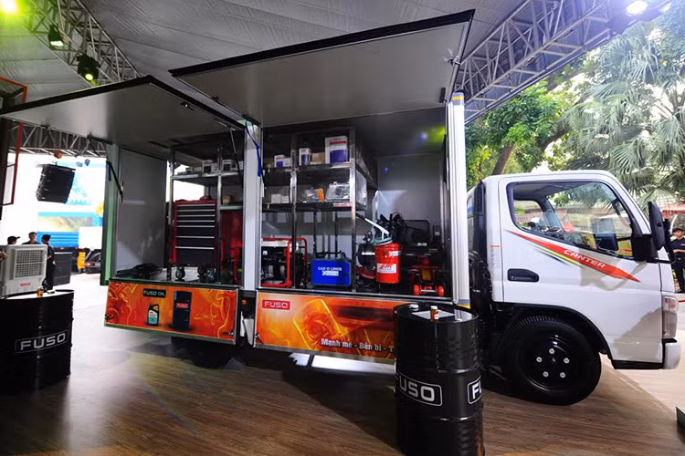 Lồng trong không gian trưng bày các mẫu xe thương mại lần đầu tiên ra mắt khách hàng Hà Nội, là màn trình diễn sôi động nhưng không kém phần xúc cảm, tinh tế trên nền một câu chuyện nhân văn, hình ảnh gia đình với những con người mà cuộc sống của họ gắn bó thân thiết với những chiếc xe tải và xe khách trong sinh hoạt thường ngày.