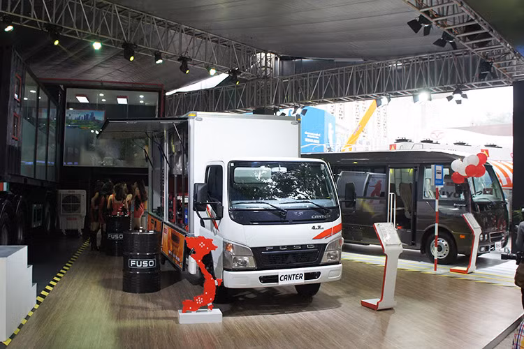 Gian hàng của thương hiệu FUSO tại triển lãm Ôtô Việt Nam (VMS 2016) được bố trí phía bên ngoài ngay gần cổng vào với diện tích 500 m2, một không gian mở đem đến một sân chơi ấn tượng cho những chiếc xe thương mại phóng khoáng và mạnh mẽ.