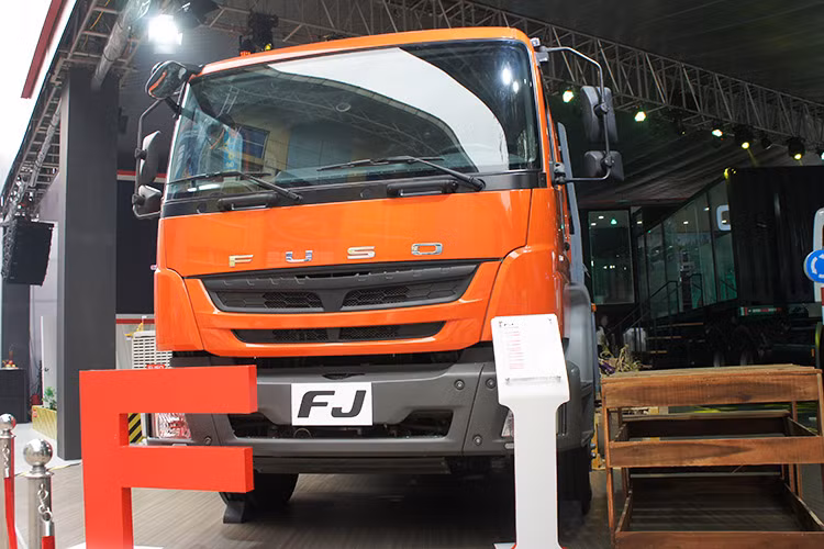 Với thiết kế thùng xe đặc biệt, được trang bị dụng cụ chẩn đoán, phụ tùng chính hãng, dầu nhớt chính hãng, mô hình xe sửa chữa lưu động đang được nhân rộng trên toàn hệ thống đại lý FUSO như một kỹ thuật viên chuyên nghiệp đồng hành 24/7 cùng các bác tài giải quyết những khó khăn, tiết kiệm thời gian,và đảm bảo hiệu quả công việc.