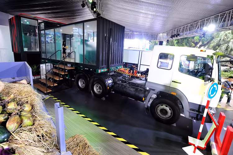 Ấn tượng mạnh mẽ và gần gũi nhất chính là xe đầu kéo Tractor FZ 49 tấn ưu việt trên mọi hành trình kết hợp thùng container 20 feet được thiết kế phá cách trở thành một không gian rộng rãi đặc biệt đón tiếp quý khách hàng đến tham quan tại đây.