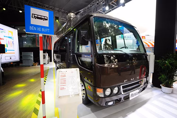 Cuối cùng là xe khách ROSA thân thiện mọi nẻo đường phố với phiên bản đặc biệt 22 chỗ, sở hữu ưu thế thân xe 7m7 dài nhất trong cùng phân khúc; FUSO ROSA được tận dụng trang trí chuỗi hình ảnh thân thuộc và con người mang đậm dấu ấn Hà Nội.