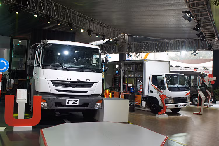 Nếu như năm ngoái, xe tải nhẹ FUSO Canter 4,7 tấn được trưng bày như một phương tiện vận chuyển linh hoạt đến từng ngõ nhỏ, thì năm nay FUSO đem đến một chiếc Canter chuyên phục vụ việc sửa chữa lưu động hoàn toàn mới và ấn tượng.