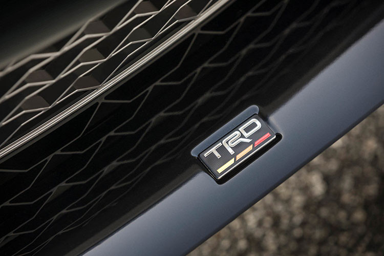 Bên cạnh ngoại thất ấn tượng, nội thất phía trong cũng được nâng cấp với vô lăng (có thể bọc da) 2 màu đỏ đen cùng tone với ghế thể bọc da.