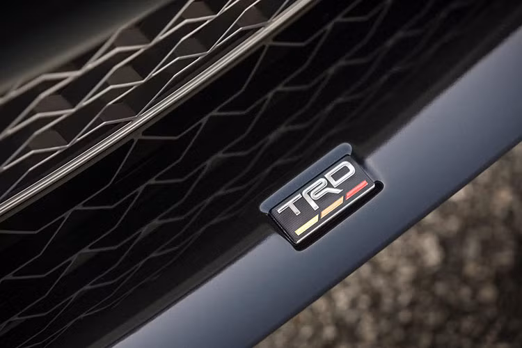 Bên cạnh ngoại thất ấn tượng, nội thất phía trong cũng được nâng cấp với vô lăng (có thể bọc da) 2 màu đỏ đen cùng tone với ghế thể bọc da.