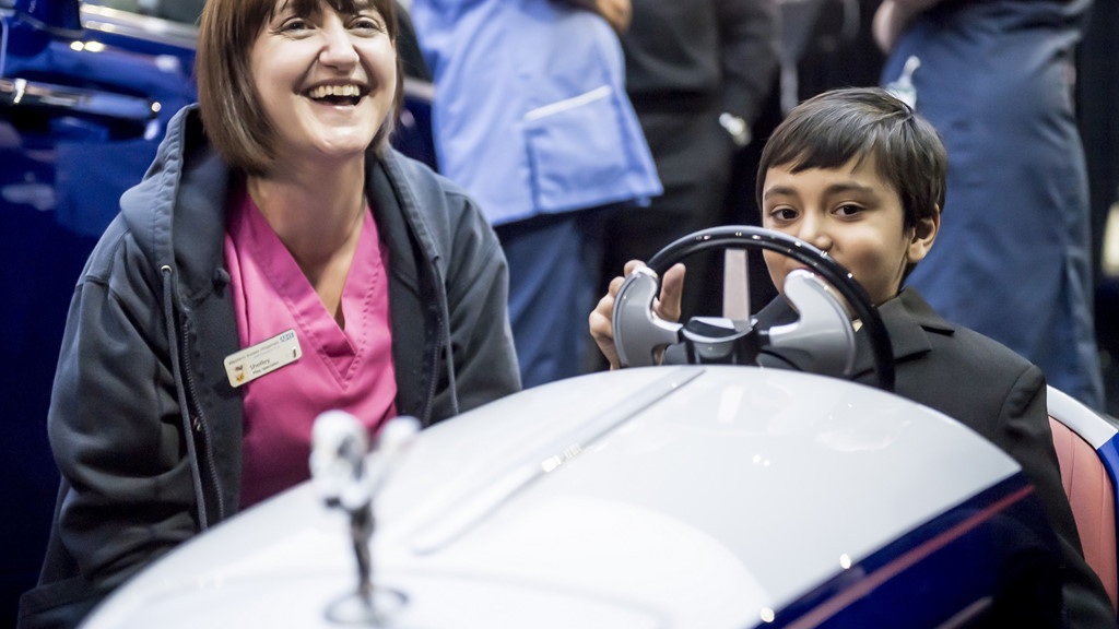 "Chúng tôi đã nhận được phản hồi tuyệt vời từ gia đình của các em nhỏ, họ đã bày tỏ sự phấn khởi khi con em họ không còn cảm thấy hồi hộp trước ca mổ. Các bé cảm thấy thoải mái khi lái những chiếc Rolls-Royce này", Sue Nicholls, giám đốc khoa nhi tại bệnh viện St Richard cho biết.