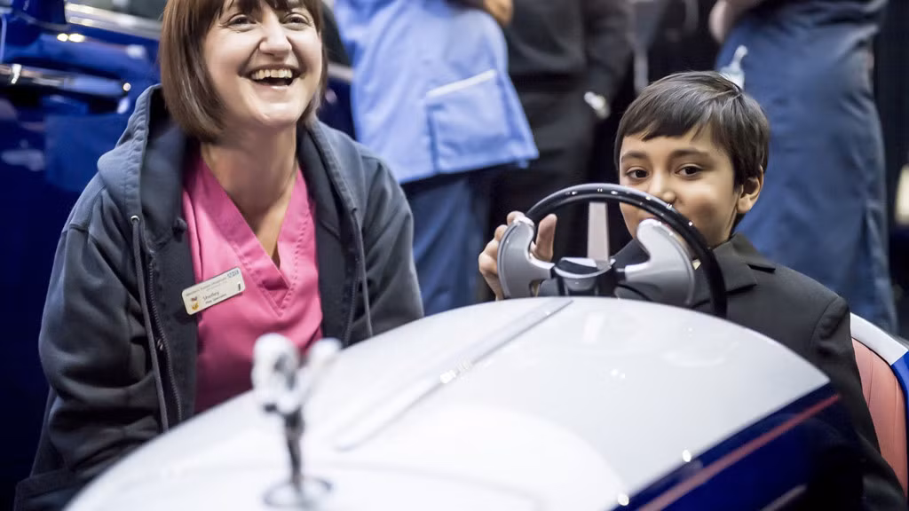 "Chúng tôi đã nhận được phản hồi tuyệt vời từ gia đình của các em nhỏ, họ đã bày tỏ sự phấn khởi khi con em họ không còn cảm thấy hồi hộp trước ca mổ. Các bé cảm thấy thoải mái khi lái những chiếc Rolls-Royce này", Sue Nicholls, giám đốc khoa nhi tại bệnh viện St Richard cho biết.