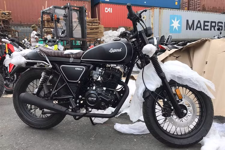 Về giá thành, mẫu cafe racer GPX Gentlemen 200 hiện đang có giá tại Malaysia khoảng 11.000 Ringgit (tương đương 61 triệu đồng), mẫu naked bike Demon 150 GN sẽ có giá khoảng 8.000 Ringgit (tương đương 44,5 triệu đồng). Mức giá này khá rẻ bởi mẫu GPX Demon 150 GR dự kiến khi nhập về Việt Nam có giá lên đến 70 triệu đồng.