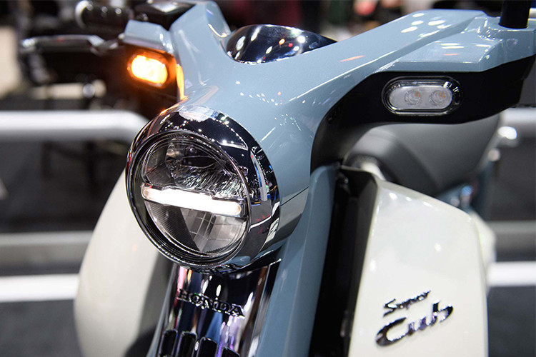 Phần đầu chiếc xe cũng có thiết kế "cánh én" tương tự Super Cub C100, nhưng có đèn pha và đèn xi-nhan dùng bóng LED hiện đại. Ngay cả màu sơn của chiếc xe này cũng gợi nhớ về những chiếc Cub đời đầu tiên.