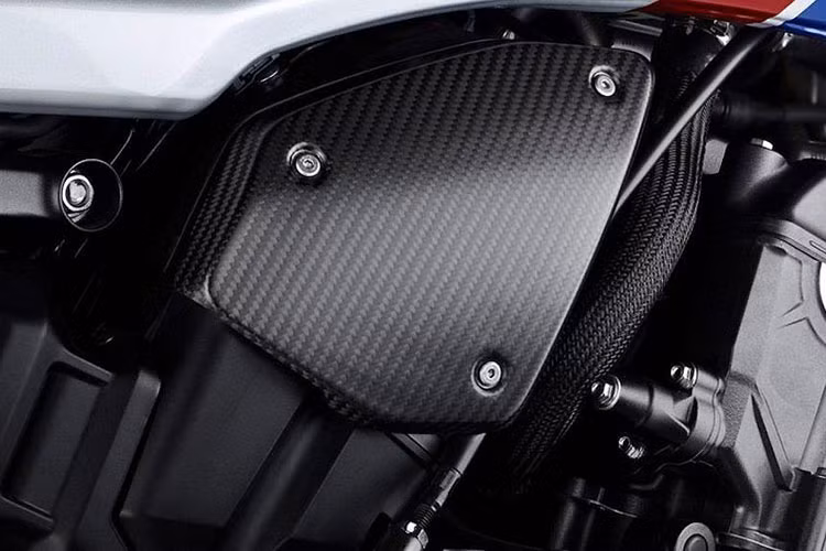 Ngoài ra, trên chiếc xe môtô naked-bike Honda CB1000R+ Limited Edition này, nó còn được trang bị sẵn một loạt các đồ chơi "hàng hiệu".