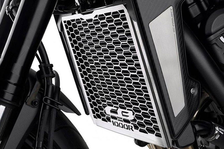 Bảo vệ két nước bằng hợp kim, ốp hai bên hộp gió bằng sợi carbon.