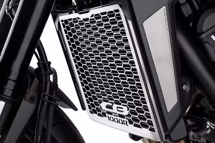 Bảo vệ két nước bằng hợp kim, ốp hai bên hộp gió bằng sợi carbon.