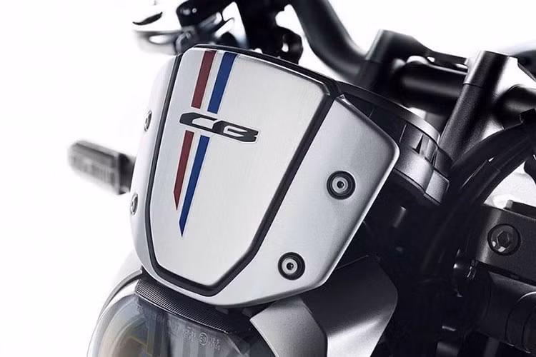 Cũng là một mẫu xe hoài cổ như "người anh em" CB1000R Tribute trước đây, tuy nhiên trên mẫu Honda CB1000R+ Limited Edition này nó lại chỉ gợi nhớ về quá khứ thông qua màu sơn đặc biệt.