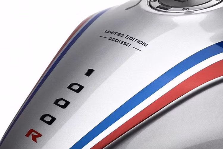 Đây là màu sắc đặc trưng được chi nhánh xe đua HRC (Honda Racing Corporation) sử dụng trên những chiếc xe đua trong quá khứ, và logo Honda cánh chim hai bên bình xăng của CB1000R+ cũng tương tự các dòng xe cổ của hãng.