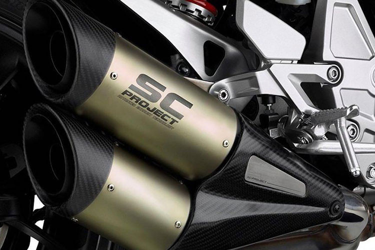 Do đã được lắp yên solo nên gác chân cho hành khách phía sau đã bị loại bỏ, cùng với đó là hệ thống ống xả độ giúp giảm trọng lượng của Honda CB1000R+ so với chiếc CB1000R nguyên bản.