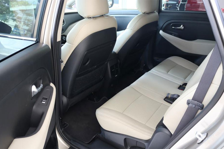 Hệ thống điều hòa 2 vùng tự động dành cho ba phiên bản số tự động, đi kèm với hệ thống lọc khí bằng ion, tất cả các phiên bản đều có cửa gió điều hòa cho hàng ghế sau. Các trang bị cao cấp khác còn có cửa sổ trời toàn cảnh Panoramic, rèm che nắng hàng ghế thứ hai chỉnh tay, phanh tay điện tử EPB, chìa khóa thông minh...