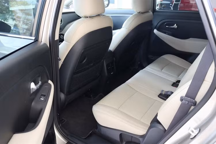 Hệ thống điều hòa 2 vùng tự động dành cho ba phiên bản số tự động, đi kèm với hệ thống lọc khí bằng ion, tất cả các phiên bản đều có cửa gió điều hòa cho hàng ghế sau. Các trang bị cao cấp khác còn có cửa sổ trời toàn cảnh Panoramic, rèm che nắng hàng ghế thứ hai chỉnh tay, phanh tay điện tử EPB, chìa khóa thông minh...