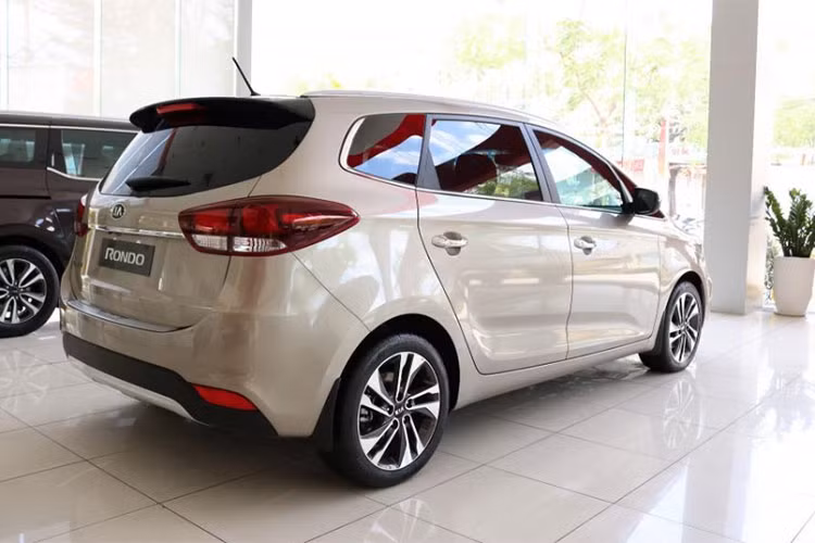 Rondo có 4 phiên bản để lựa chọn bao gồm 1 phiên bản sử dụng động cơ dầu diesel và 3 phiên bản trang bị động cơ xăng. Trên bản động cơ dầu diesel là loại tăng áp, 4 xi-lanh, 16 van DOHC, dung tích 1.7 lít, công suất cực đại 139 mã lực tại 4.000 vòng/phút và mô men xoắn cực đại 340 Nm tại 1750-2500 vòng/phút đi kèm hộp số tự động 7 cấp ly hợp kép. 