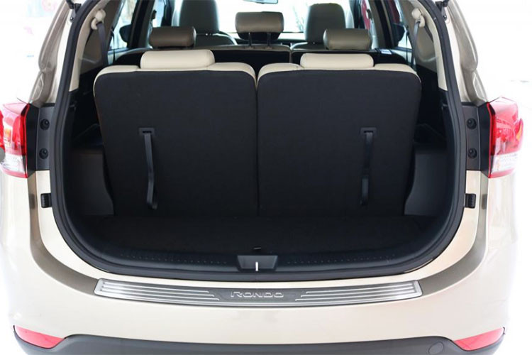 Ghế ngồi trên tất cả phiên bản Rondo 2017 đều được bọc da cao cấp. Trên phiên bản cao cấp nhất, ghế người lái có thể chỉnh điện 10 hướng và đi kèm tiện ích đệm đỡ bắp chân chỉnh điện. Hàng ghế thứ hai và thứ ba có thể gập phẳng xuống sàn theo tỉ lệ lần lượt 40:60 và 50:50 để mở rộng không gian chứa hành lý.